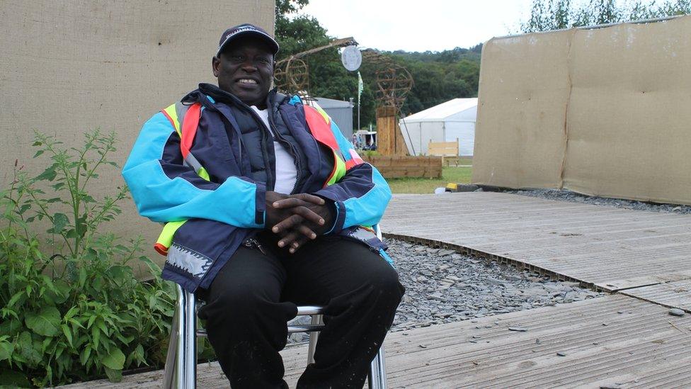 Aelod o'r tim diogelwch yn eistedd yn ei gadair // One of the security team sitting in a chair