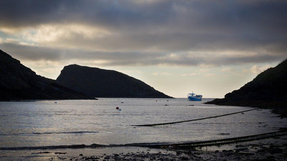 Cyn i'r storm gyrraedd - Abercastell, Sir Benfro