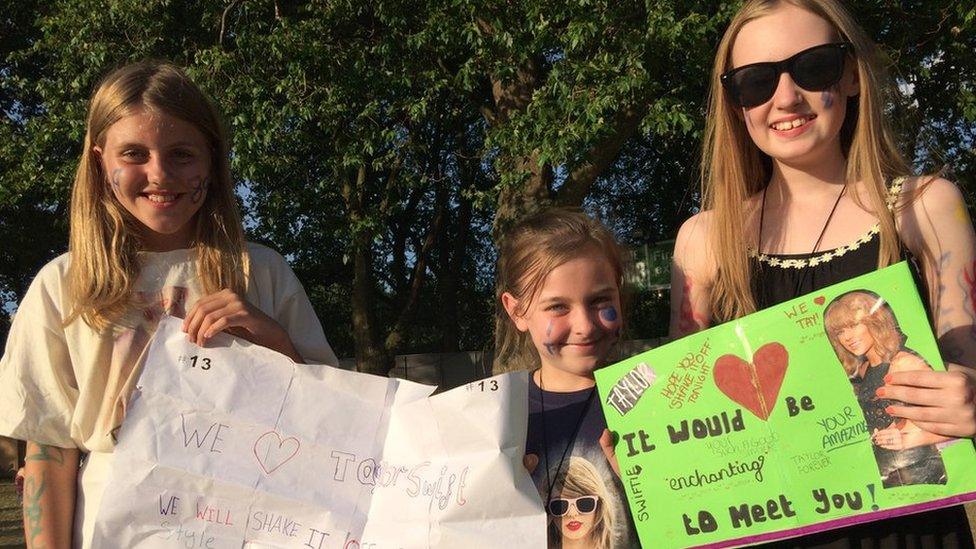 These fans made posters for the Taylor Swift gig