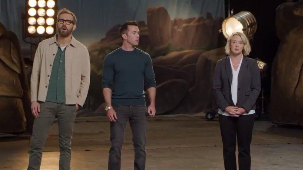 Ryan Reynolds, Rob McElhenney a Maxine Hughes