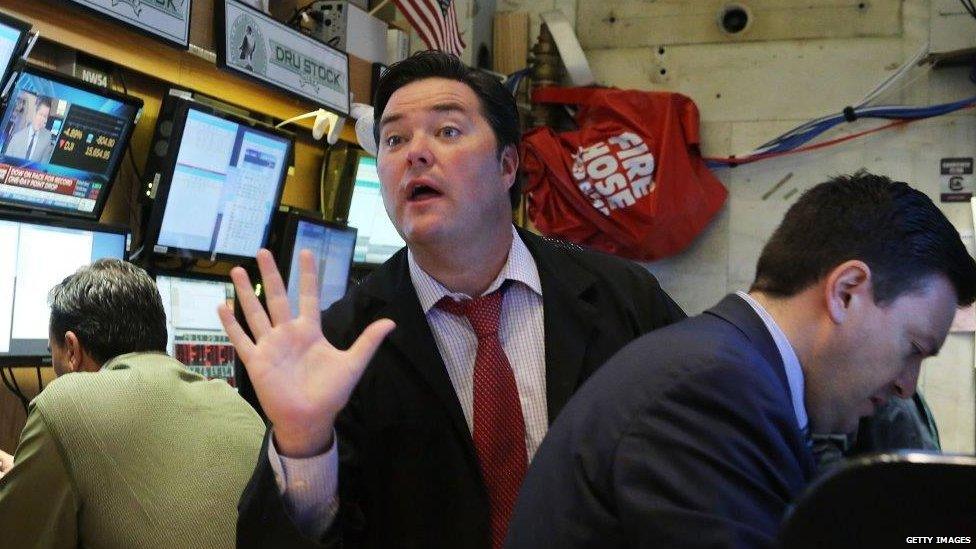 Traders work on the floor of the New York Stock Exchange (NYSE) (24 Aug 2015)