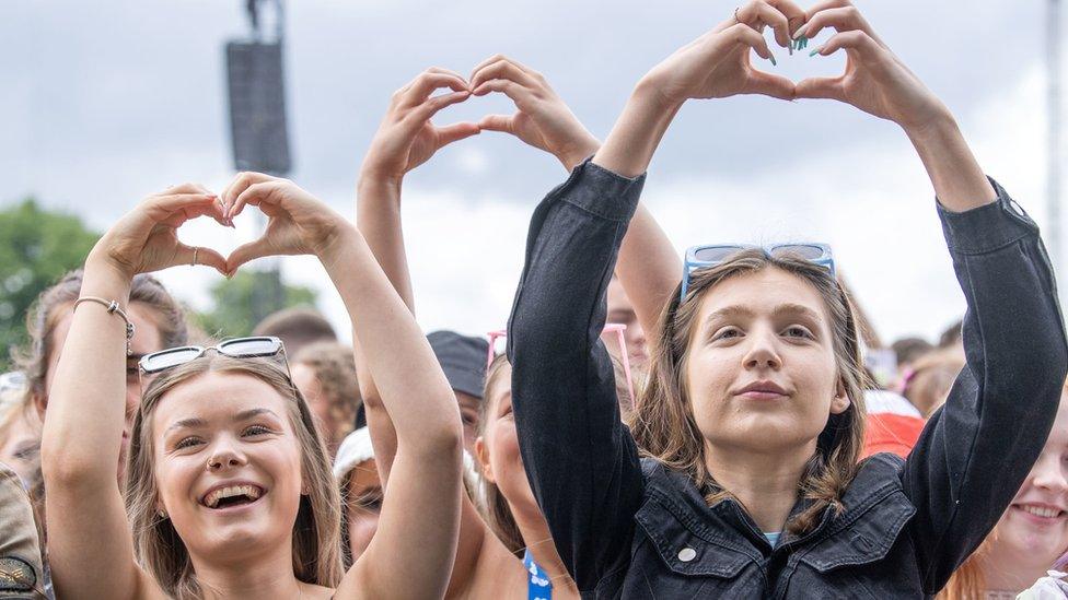 Fans make at heart sign