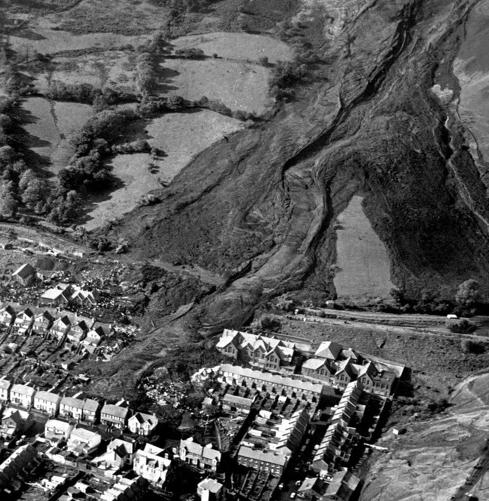 The mountain of coal waste crashed down the mountain and crashed into the school