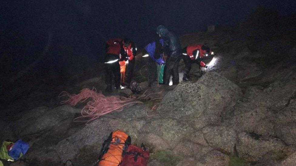 Buill bho na sgiobaidhean teasairginn a' dèanamh cobhair air sreapadair