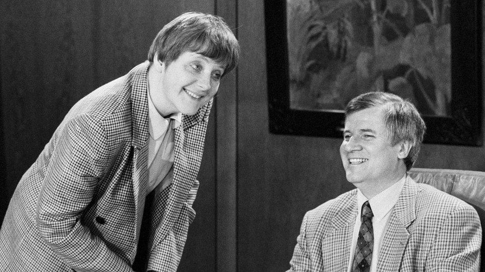 Angela MERKEL , CDU , Minister for the Environment , and Horst SEEHOFER , CSU , Minister for Public Health , during a cabinet meeting in March 1995