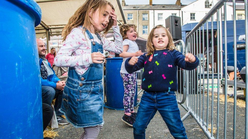 Dal yn llawn egni ar ôl blasu'r holl fwyd neis 'na