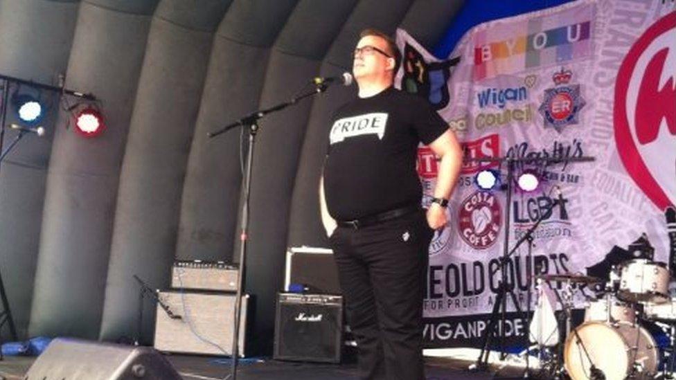 Josh Robinson sings Forever Autumn in memory of lives lost in Orlando