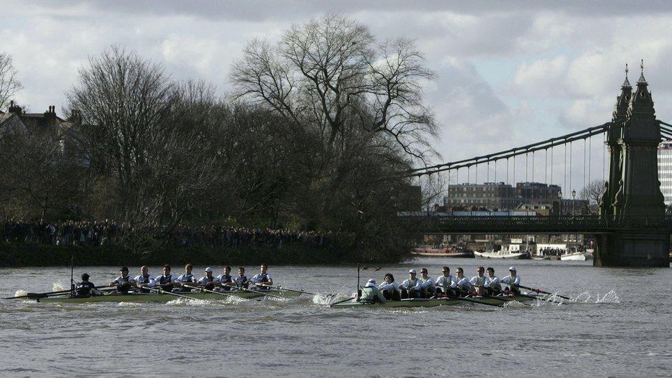 2006 Boat Race approaching Hammersmith Bridge