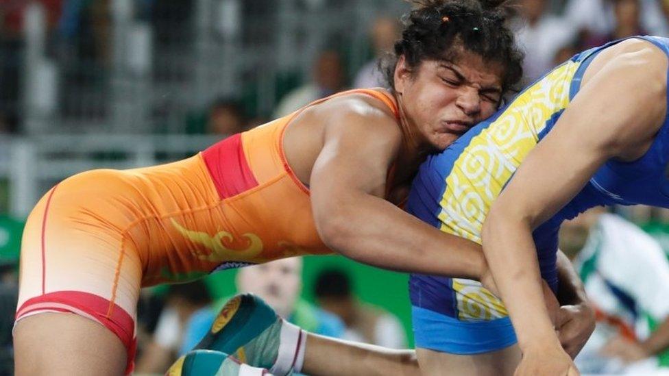 India's Sakshi Malik (red) wrestles with Kirghyzstan"s Aisuluu Tynybekova