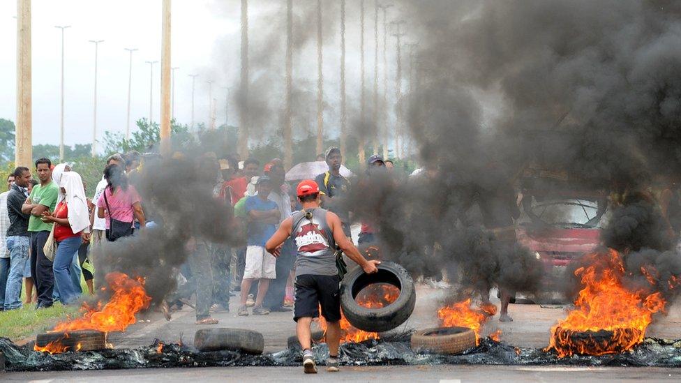 Activists of the Landless Movement (MST) block a road that links Brasilia with Sao Paulo and Rio de Janeiro, during a protest over agrarian reform, near Brasilia, 21 November 2012