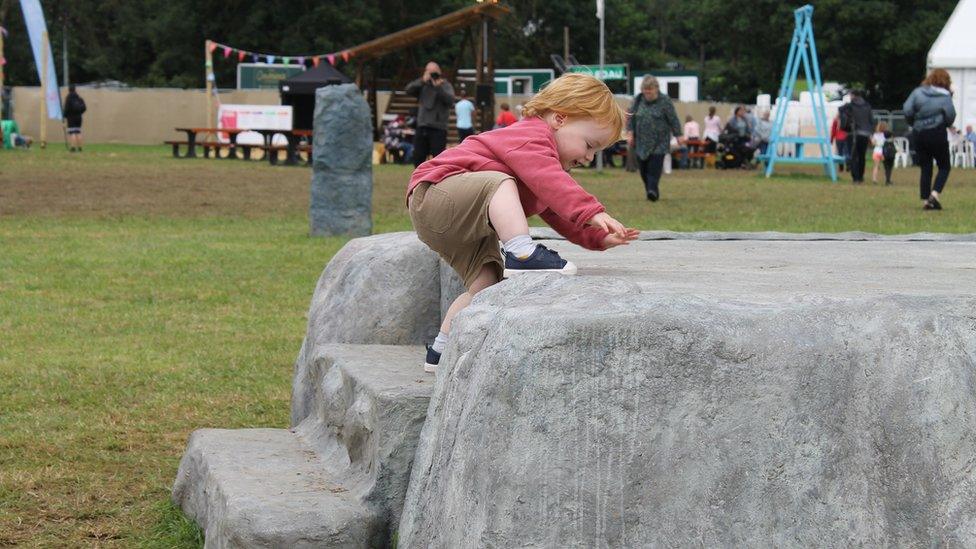 Plentyn yn dringo i fyny'r Maen Llog // A young child climbs up the Gorsedd's ceremonial Maen Llog