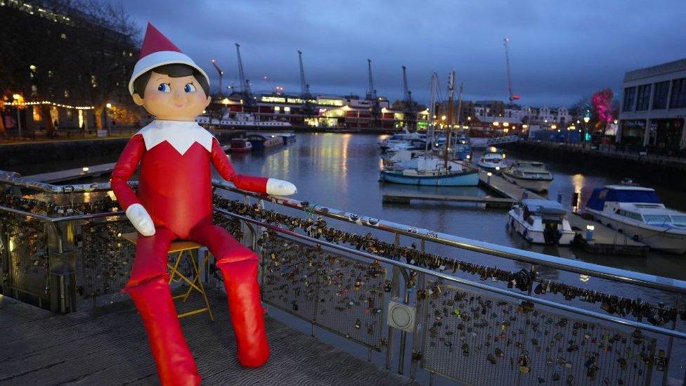 Elf sitting on the bridge