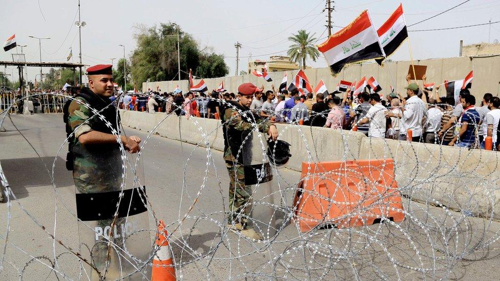 Security forces deployed outside the Green Zone in Baghdad (26 April 2016)