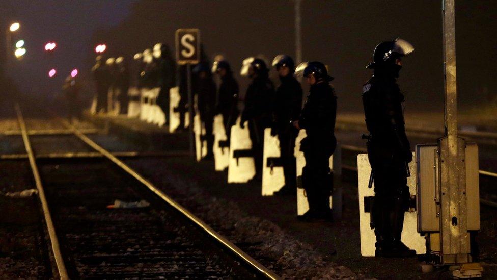 Slovenian riot police in Sredisce ob Dravi on 17 October 2015