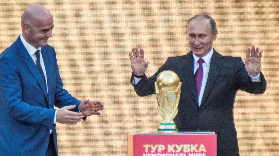 Vladimir Putin a Gianni Infantino gyda Cwpan y Byd