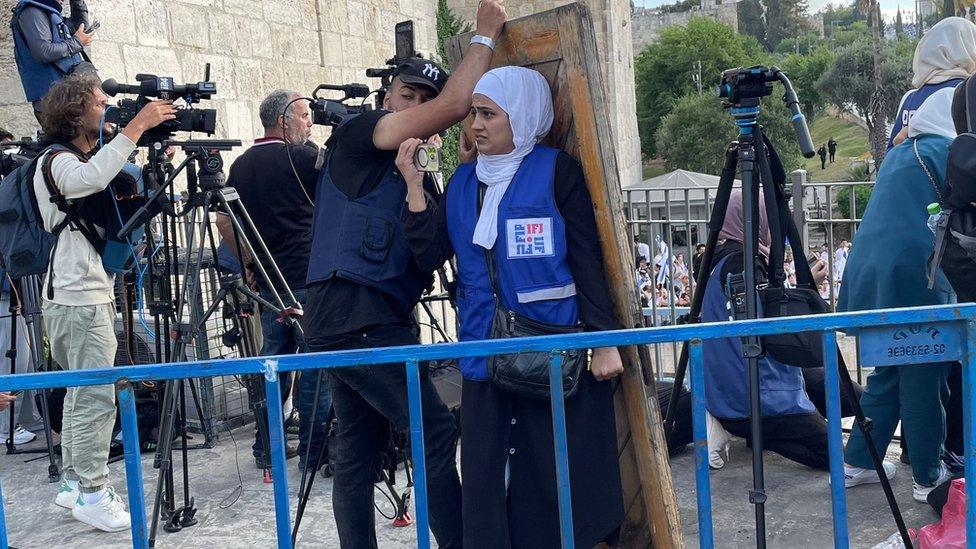 Journalists use a door for protection (18/03/23)