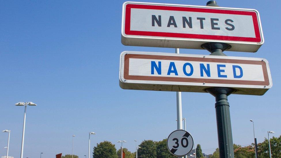 Two place names signs, one saying Nantes in French and below it Naoned in Breton