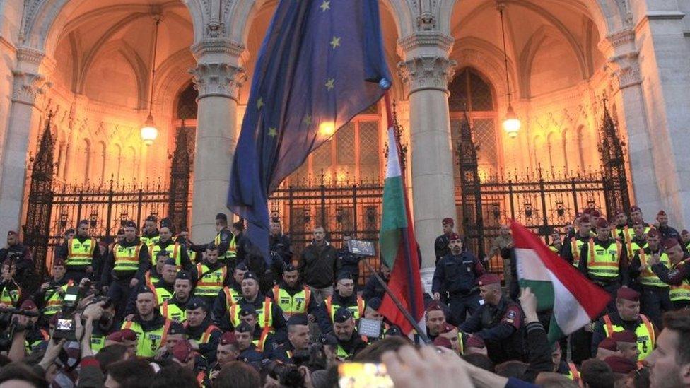 Policemen block the Hungarian parliament entrance as people protest against the bill that they say would undermine the Central European University (09 April 2017)