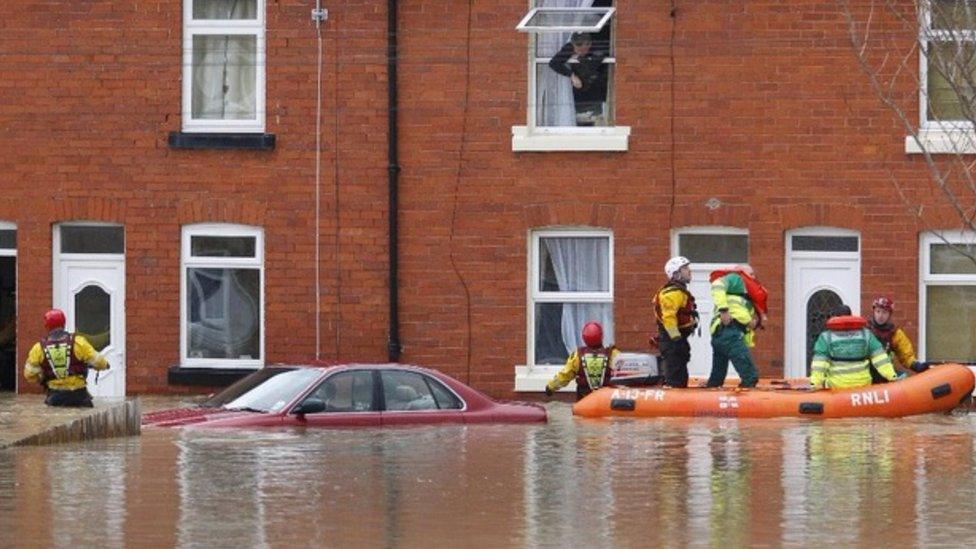 Achub rhai o drigolion Llanelwy o lifogydd