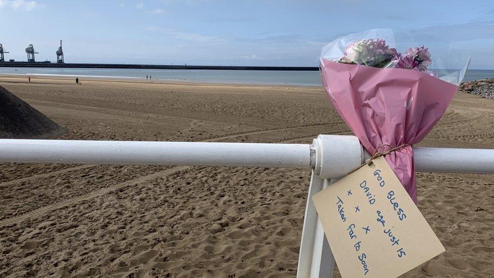 blodau ar draeth Aberafan