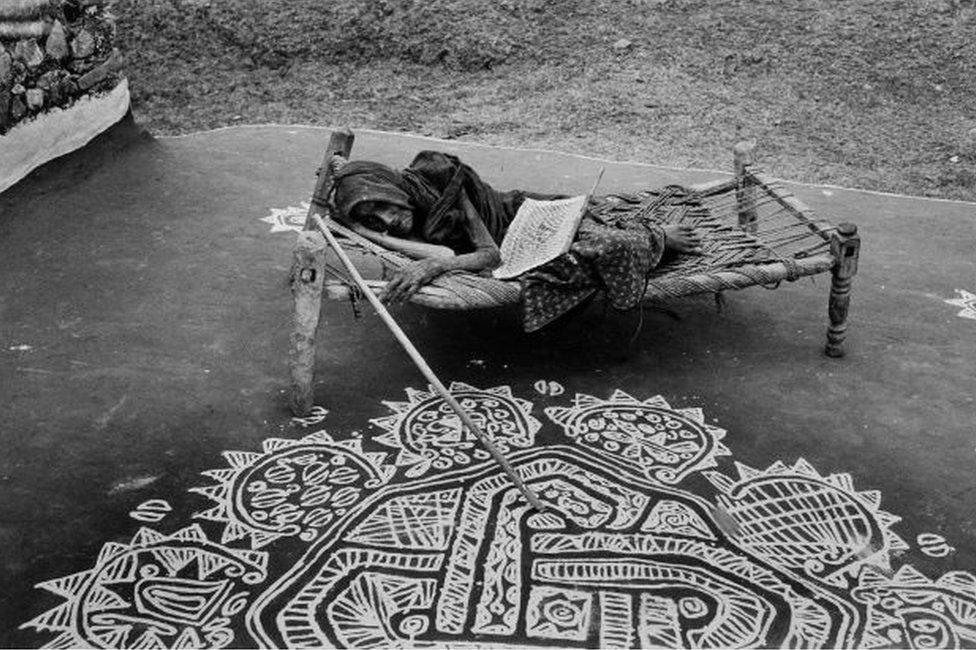 A woman guarding a Mandana painting (Rajasthan), 1986–1987