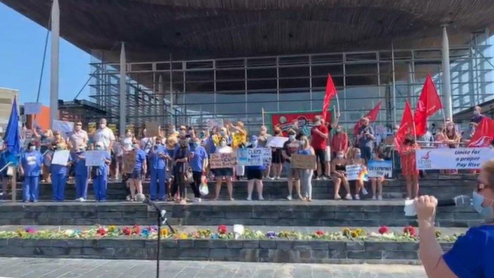 protest tu allan i'r Senedd