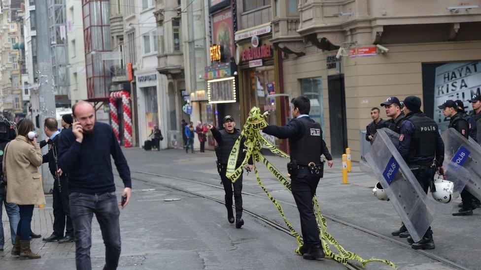 Turkish police push people away after an explosion on the pedestrian Istiklal street in Istanbul, 19 March 2016.