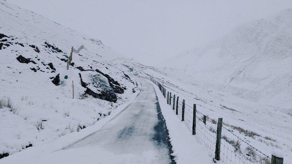 Bwlch-y-Groes yn hollol wyn