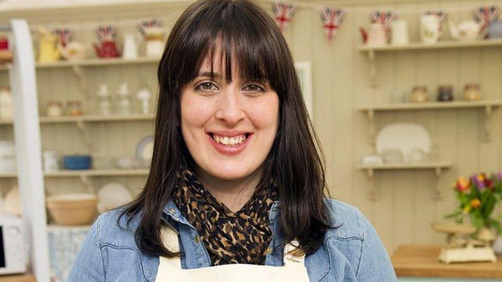 Beca Lyne-Pirkis ar set Great British Bake Off