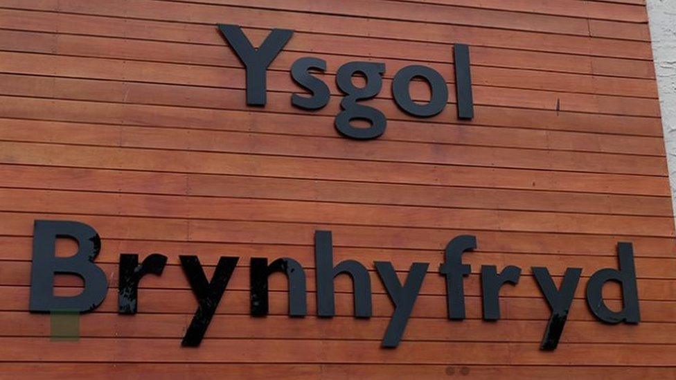 Arwydd Ysgol Brynhyfryd, Rhuthun