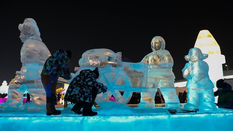 WORKERS-CARVE-ICE-SCULPTURES.