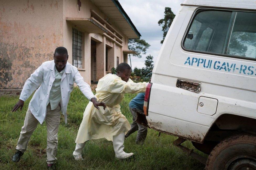 Mr Lwesso and his colleagues push a vehicle to get it started