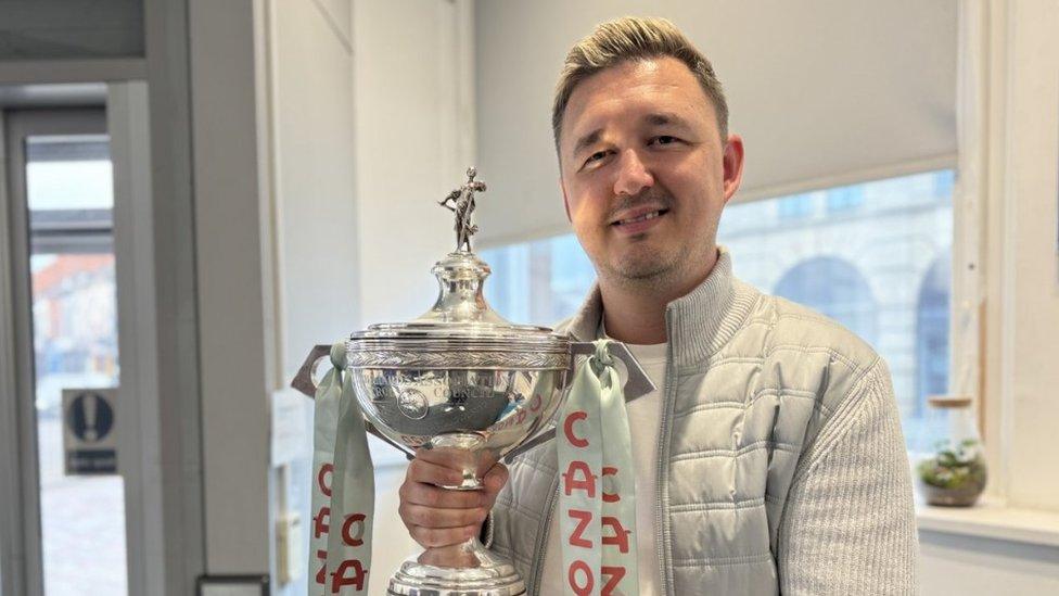 Kyren Wilson with trophy