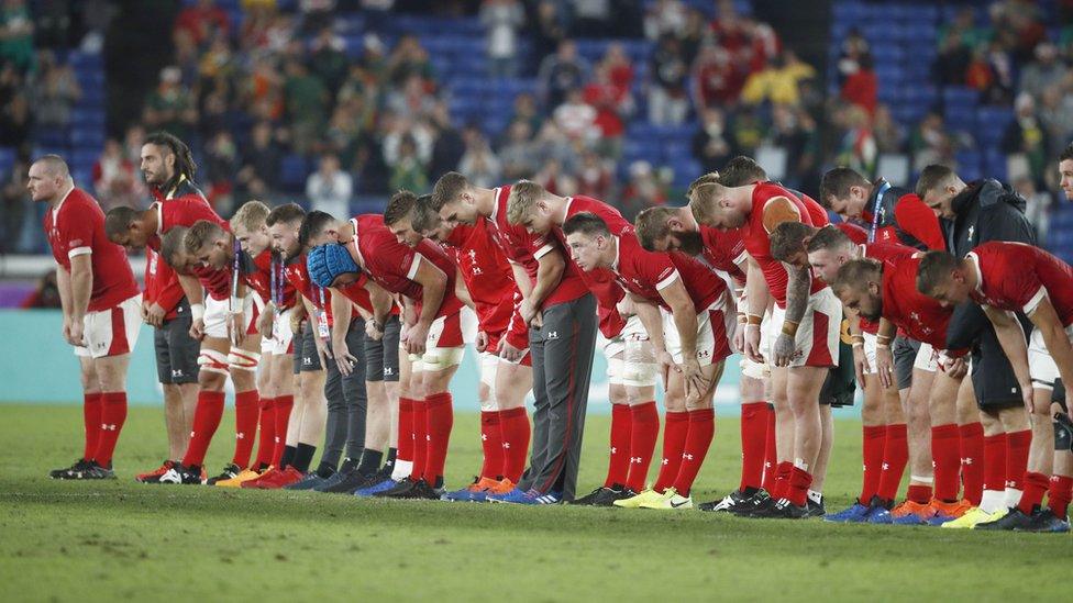 wales-rugby-players-bowing.