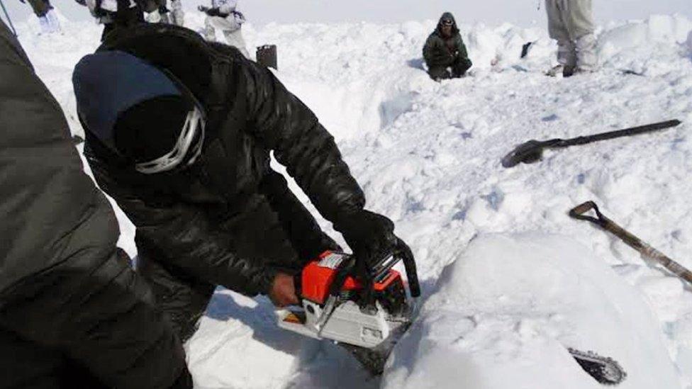 In this handout photograph released by the Indian Defence Ministry on February 8, 2016, Indian army personnel search for survivors after a deadly avalanche on the Siachen glacier.