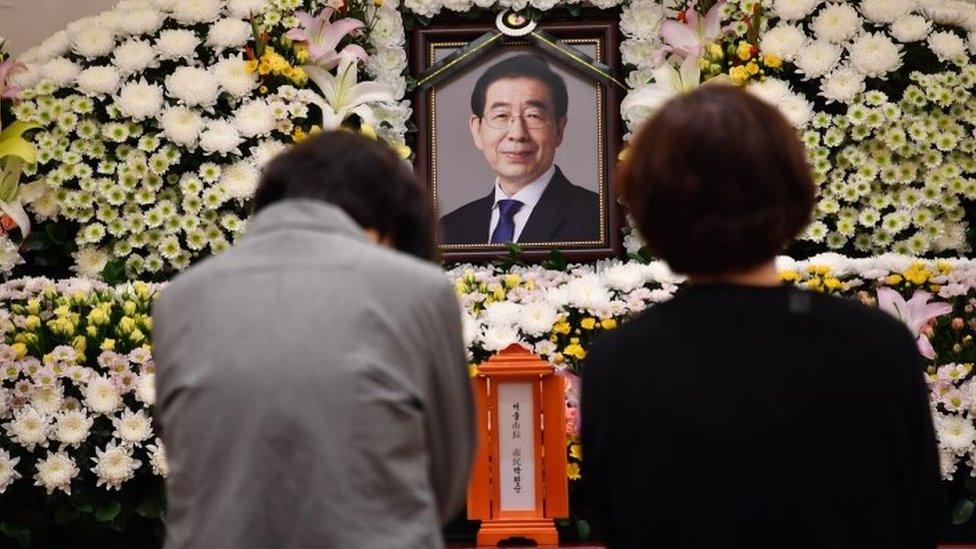 Two women grieve at a shrine for the late Seoul mayor Park Won-soon