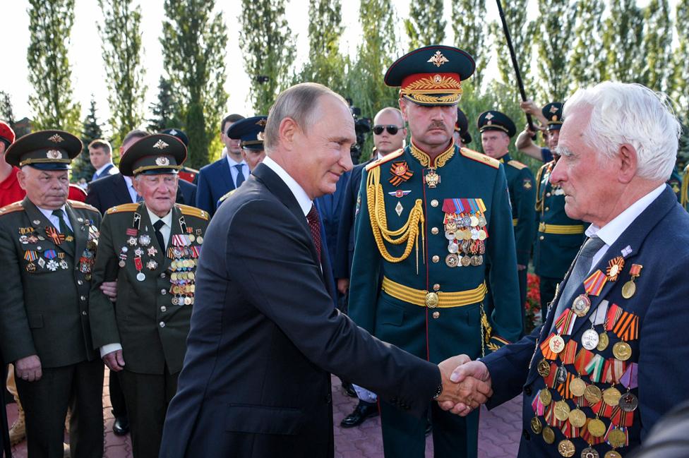 Putin with war veterans in Kursk, 23 Aug 18