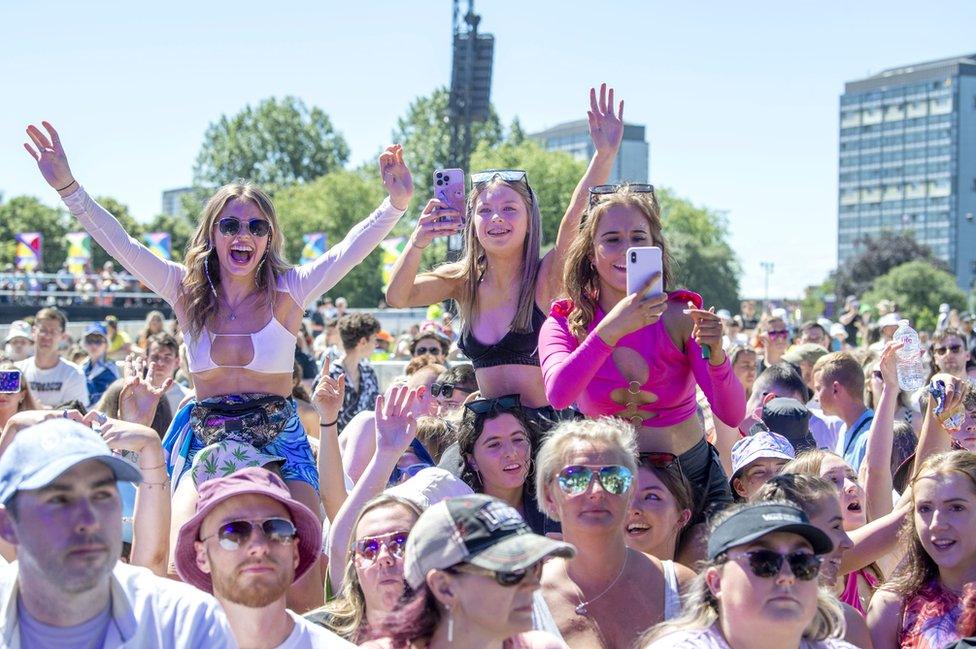 Sunday crowd in the sunshine