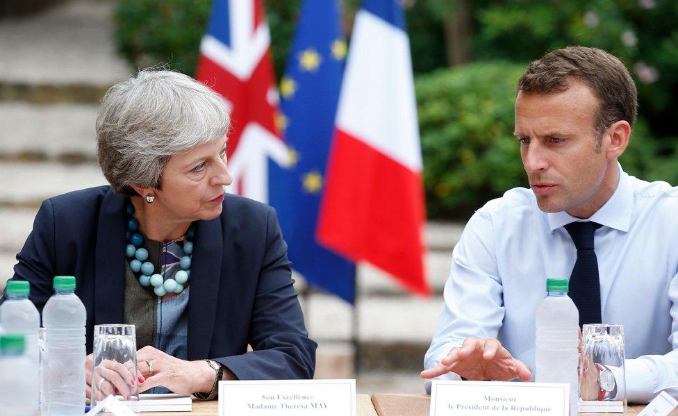 French President Emmanuel Macron (R) with UK Prime Minister Theresa May, 3 Aug 18, in Bormes-les-Mimosas