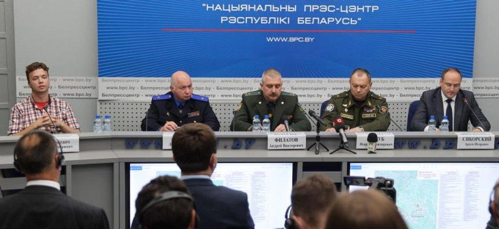 Roman Protasevich and officials at media briefing in Minsk, 14 Jun 21