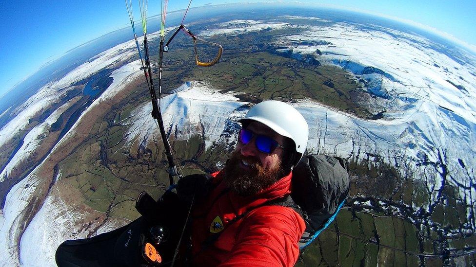 Mam Tor paragliding