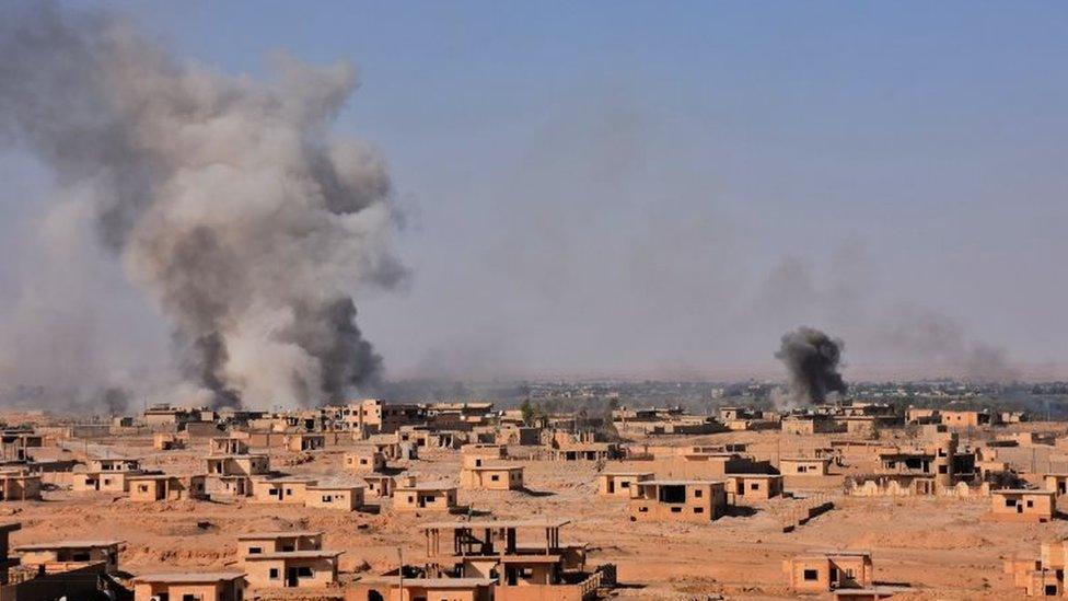 Smoke rises from a bombed building in Deir al-Zour (13/09/17)