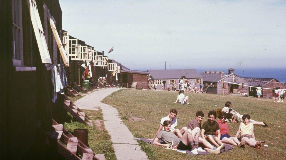 Cabannau pren Llangrannog