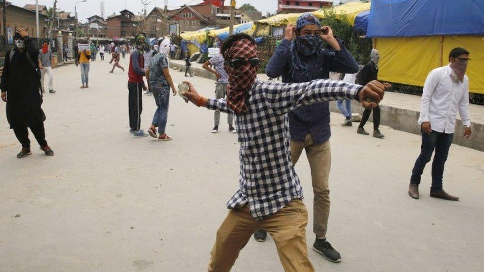 A Kashmiri youth throws a stone at Indian police and paramilitary men in Srinagar (26 May 2017)