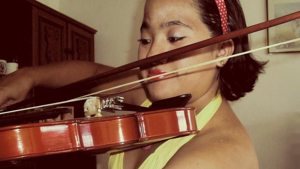 Ana Carolina Caceres playing the violin