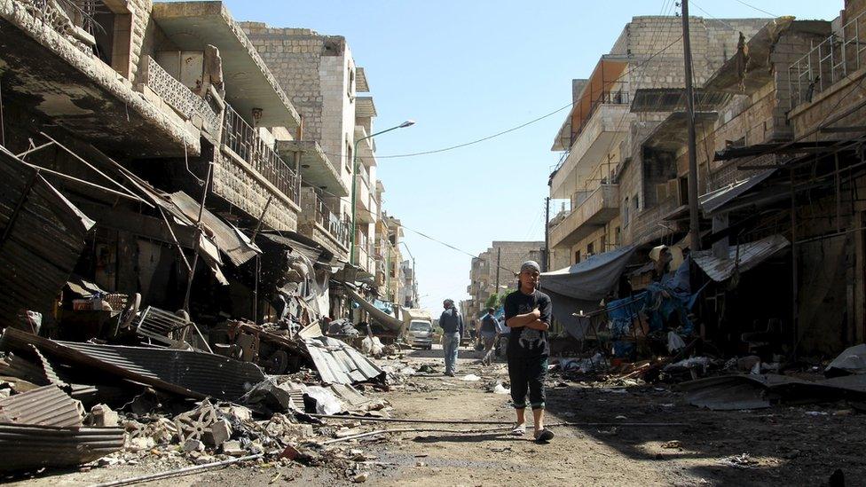 Aftermath of suspected government air strike in Syrian town of Maarat al-Numan (19 April 2016)