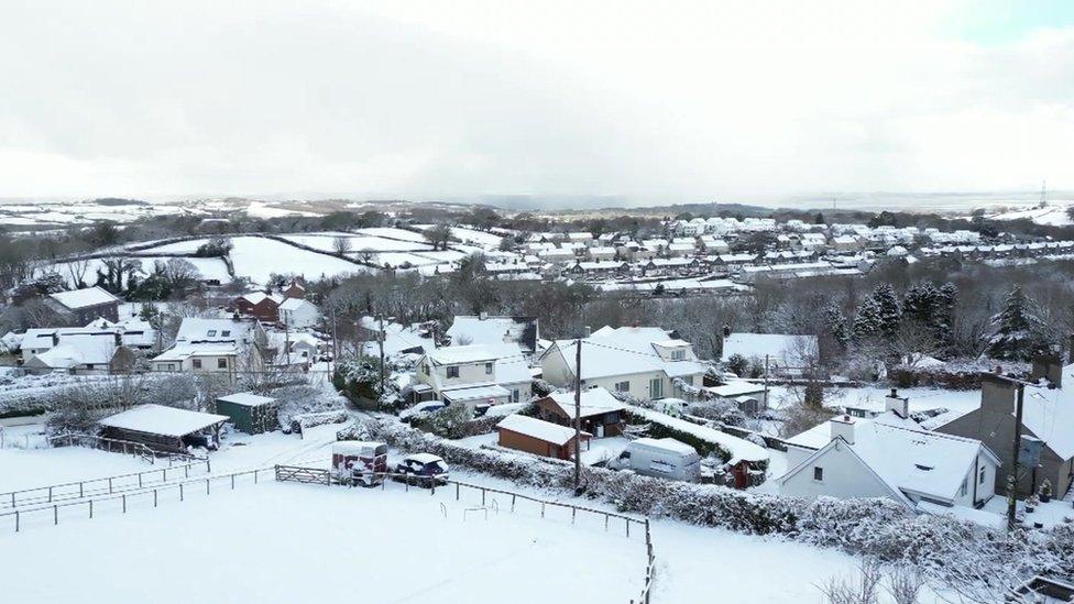 Golygfa drôn o eira yn Nhregarth ger Bangor