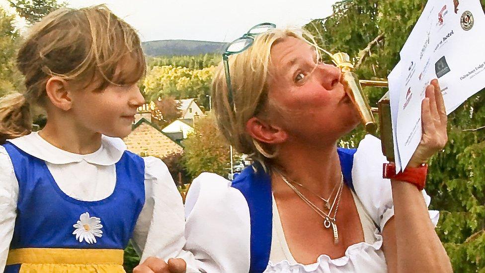 Ellinor Persson with daughter and trophy