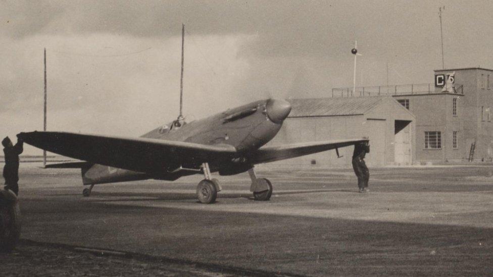 Spitfire AA810