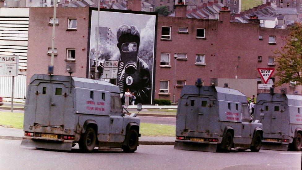 Archive photo of Army patrol in Londonderry in 1994